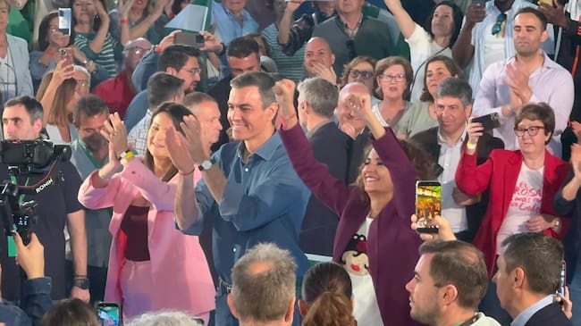 Pedro Sánchez junto a María Jesús Montero y Silvia Mellado