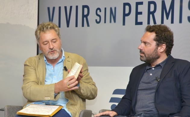 El escritor Manuel Rivas y el productor Aitor Gabilondo en la presentación de &#039;Vivir sin permiso&#039;