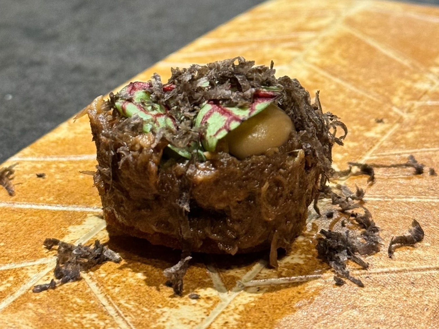 Ternasco con salsa de sesos de cordero y trufa negra (Ansils).