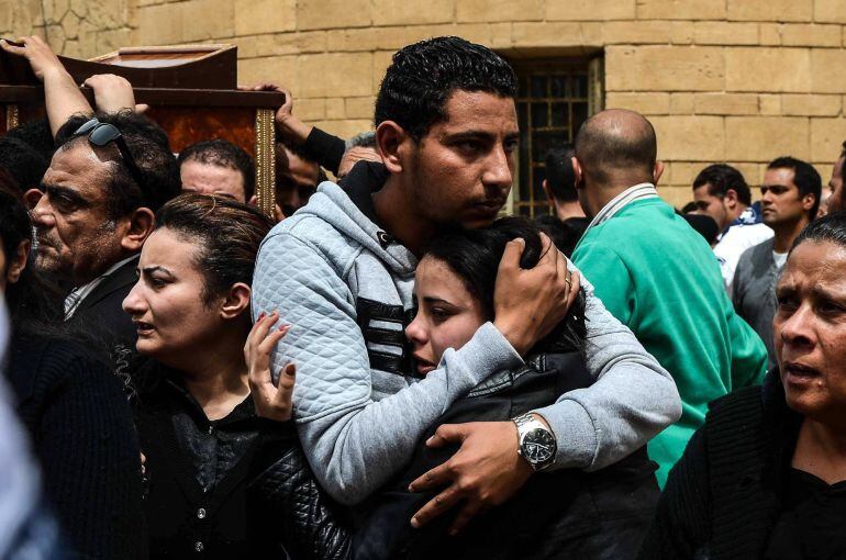 Familiares de los coptos que fallecieron en el atentado de la iglesia de Alejandría asisten a su funeral en Alejandría (Egipto).