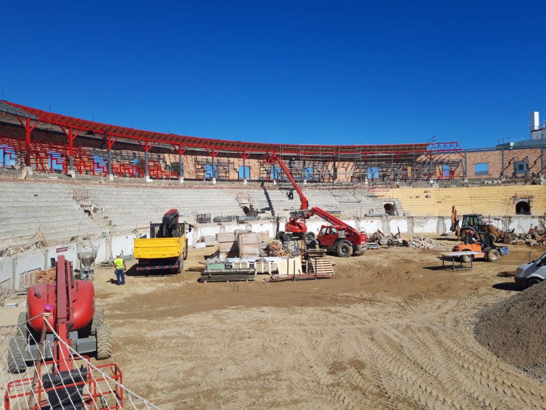 Visita a las obras de reforma en la Plaza de Toros de La Línea, futuro centro cultural &quot;El Arenal&quot;