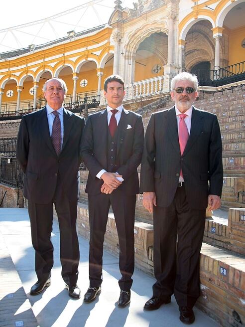 De izquierda a derecha, Ramón Valencia, el torero José María Manzanares y Eduardo Canorea.