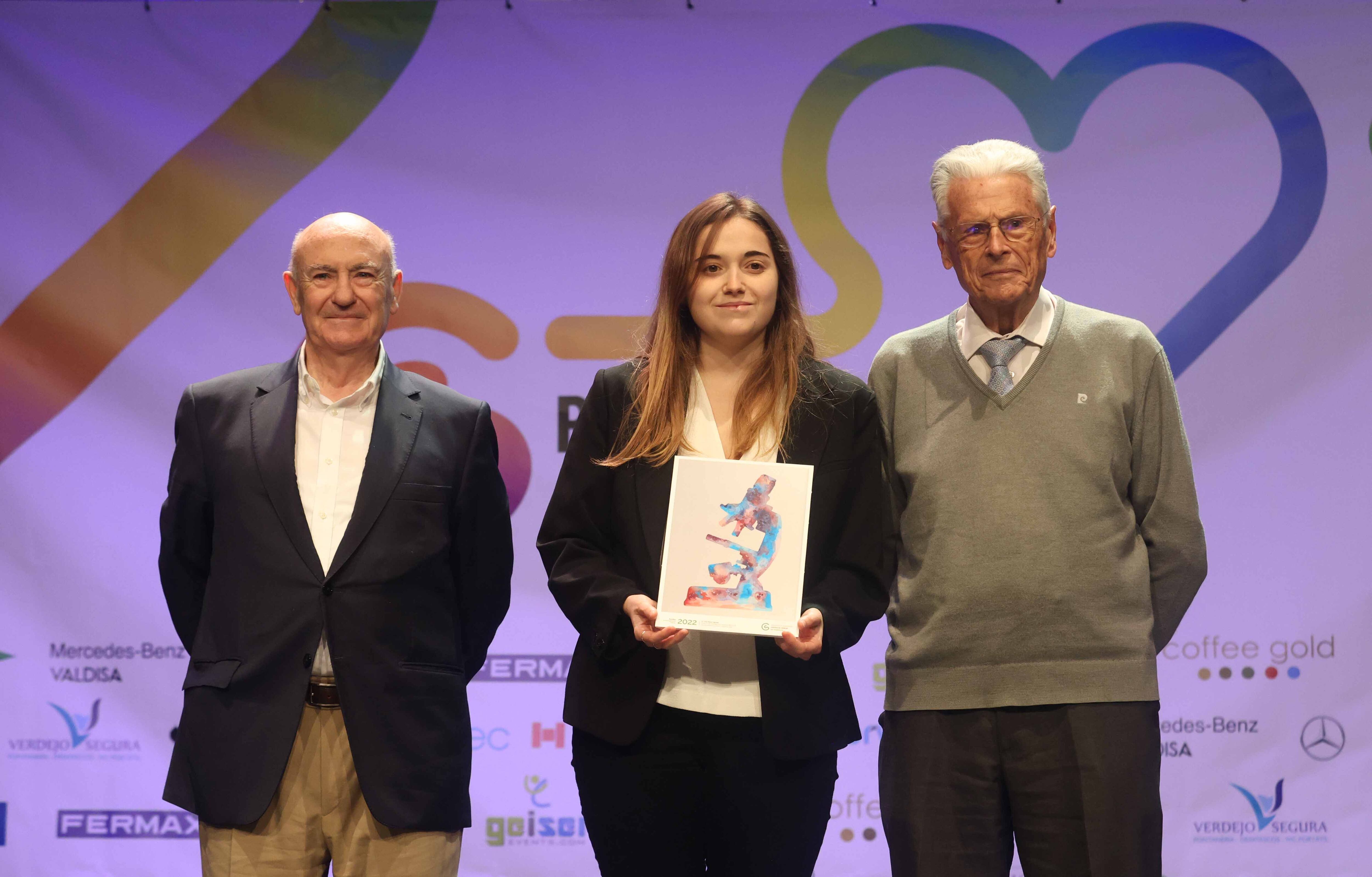 Ana Àgreda, la joven investigadora que ha recibido una de las ayudas predoctorales, junto a Tomás Trénor (presidente de la Asociación Contra el Cáncer en València) y el profesor Antonio Llombart