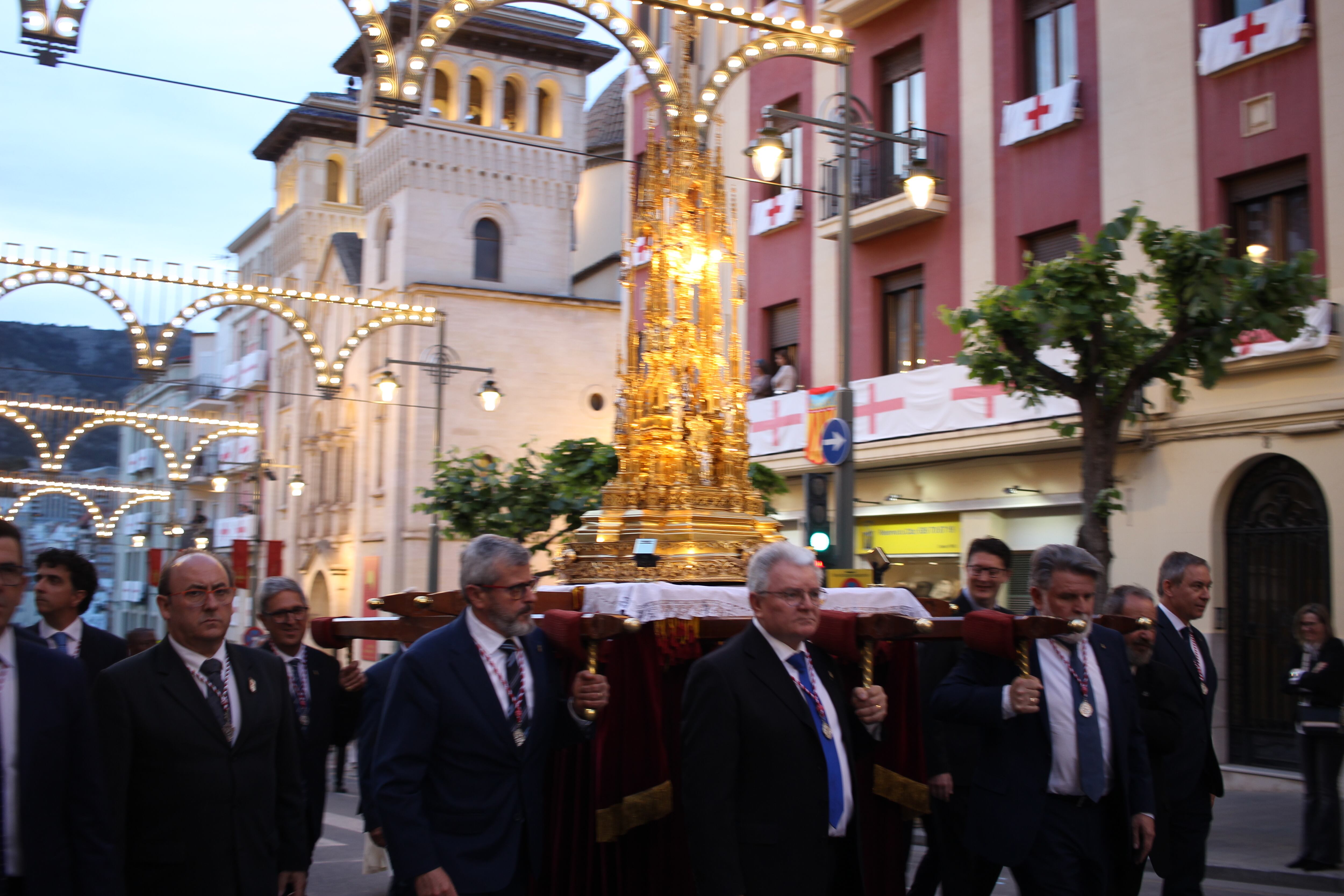 La Reliquia de San Jorge ha salido a la calle de forma excepcional en el Traslado portada por festers de la Filà Llana