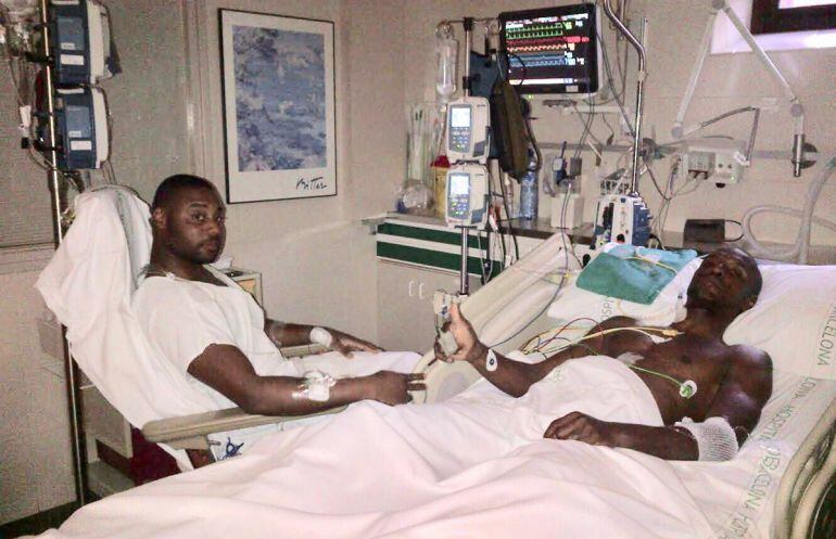 Imatge publicada per Abidal al seu compte de Twitter en la qual se'l veu, amb el seu cosí,després del transplantament de fetge, en una habitació de l'Hospital Clínic de Barcelona