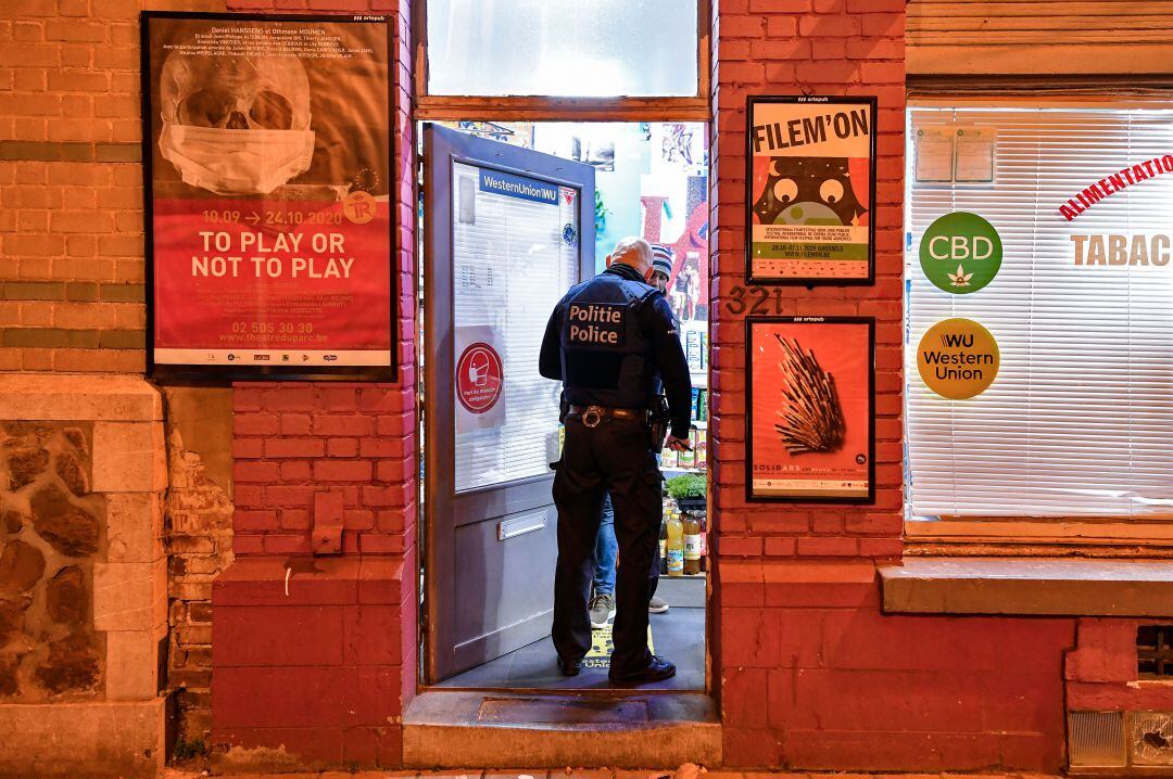 Un policía belga hace un control en su supermercado