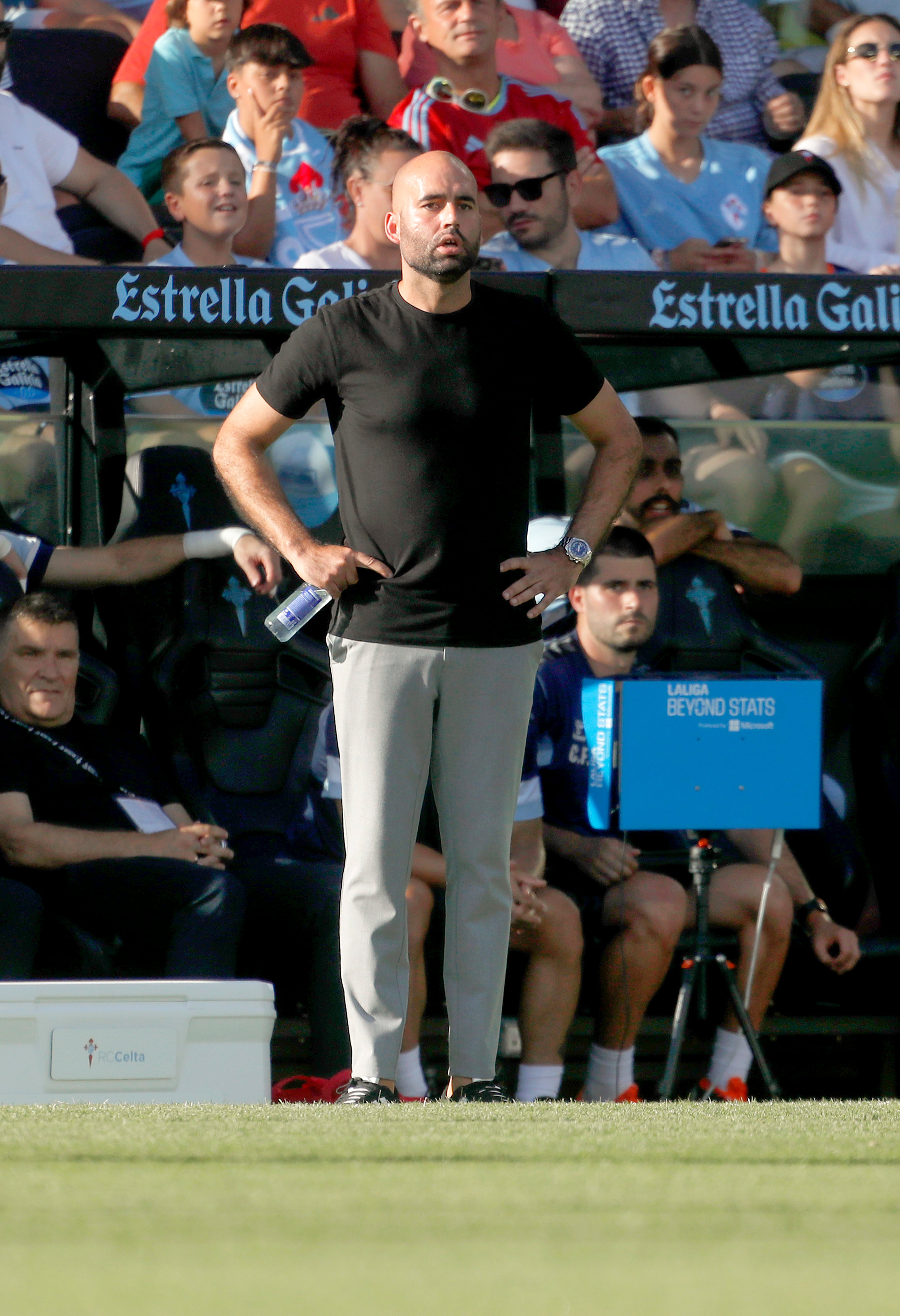 VIGO (PONTEVEDRA), 16/08/2024.- El entrenador del Celta de Vigo, Claudio Giráldez, en el partido de LaLiga ante el Alavés disputado este viernes en el estadio Balaidos de Vigo. EFE / Salvador Sas
