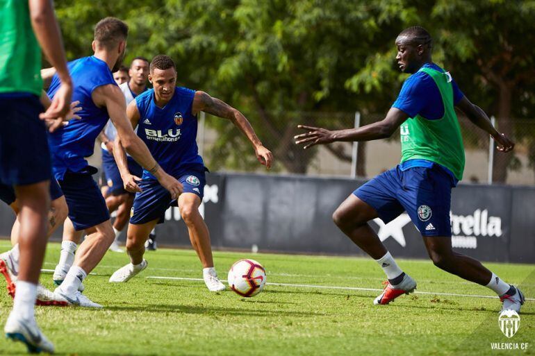 Álvaro Medrán, de espaldas, Rodrigo y Diakhaby entrenando con el Valencia