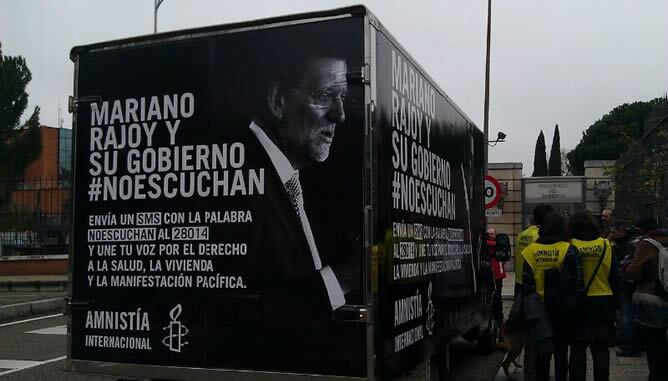 Las firmas han llegado en una furgoneta negra con una fotografía del presidente y el mensaje: &quot;Mariano Rajoy, su Gobierno no escucha&quot;