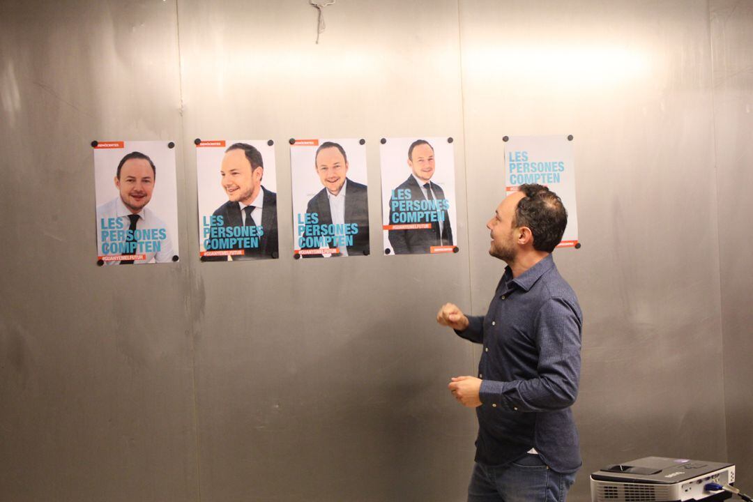 El candidat a cap de Govern de DA, Xavier Espot, presentant el lema de campanya del partit en la primera reunió de candidats.