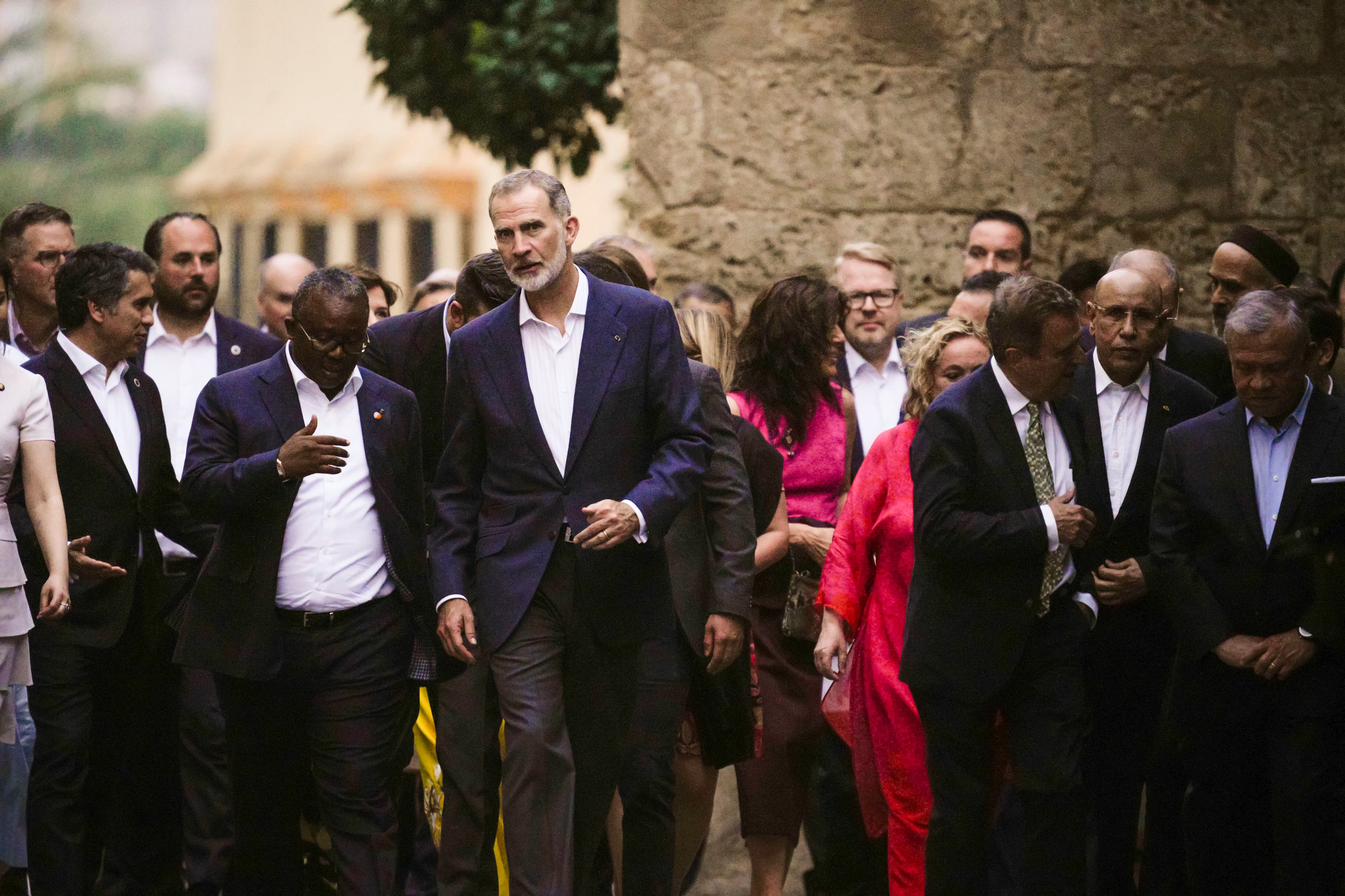 CÓRDOBA. 19/06/2023. El rey Felipe VI conversa con el presidente de Guinea Bissau, Umaro Sissoco (2i), antes de la cena de bienvenida que preside hoy lunes junto al rey Abadalá II de Jordania en el Alcázar de los Reyes Cristianos de Córdoba con motivo de la reunión del "Proceso de Áqaba" que se celebra en la capital cordobesa. EFE / RAFA ALCAIDE.