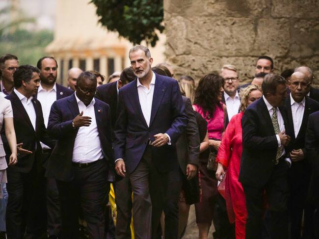 CÓRDOBA. 19/06/2023. El rey Felipe VI conversa con el presidente de Guinea Bissau, Umaro Sissoco (2i), antes de la cena de bienvenida que preside hoy lunes junto al rey Abadalá II de Jordania en el Alcázar de los Reyes Cristianos de Córdoba con motivo de la reunión del "Proceso de Áqaba" que se celebra en la capital cordobesa. EFE / RAFA ALCAIDE.
