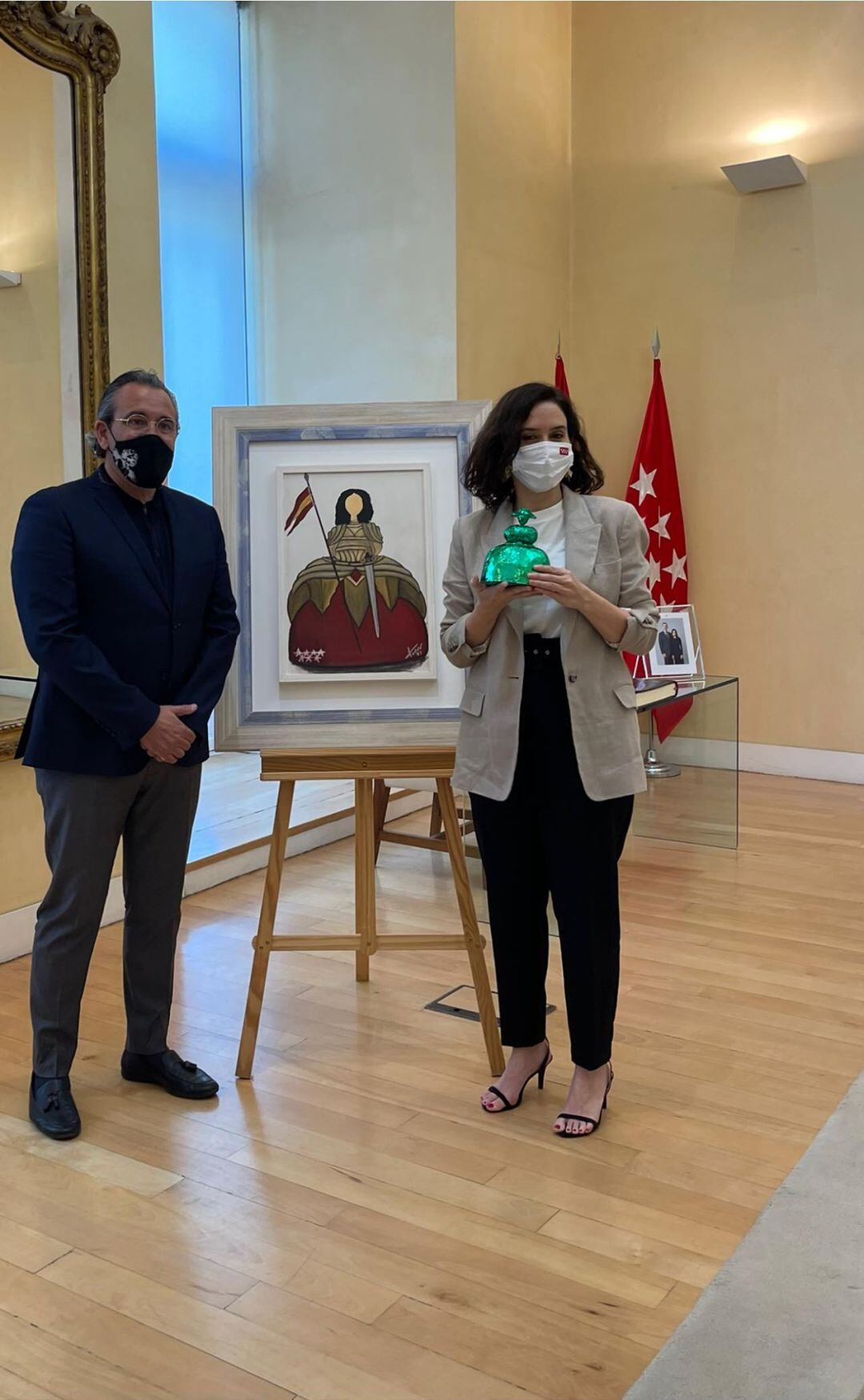 Arturo Torró entrega una menina a Días Ayuso  