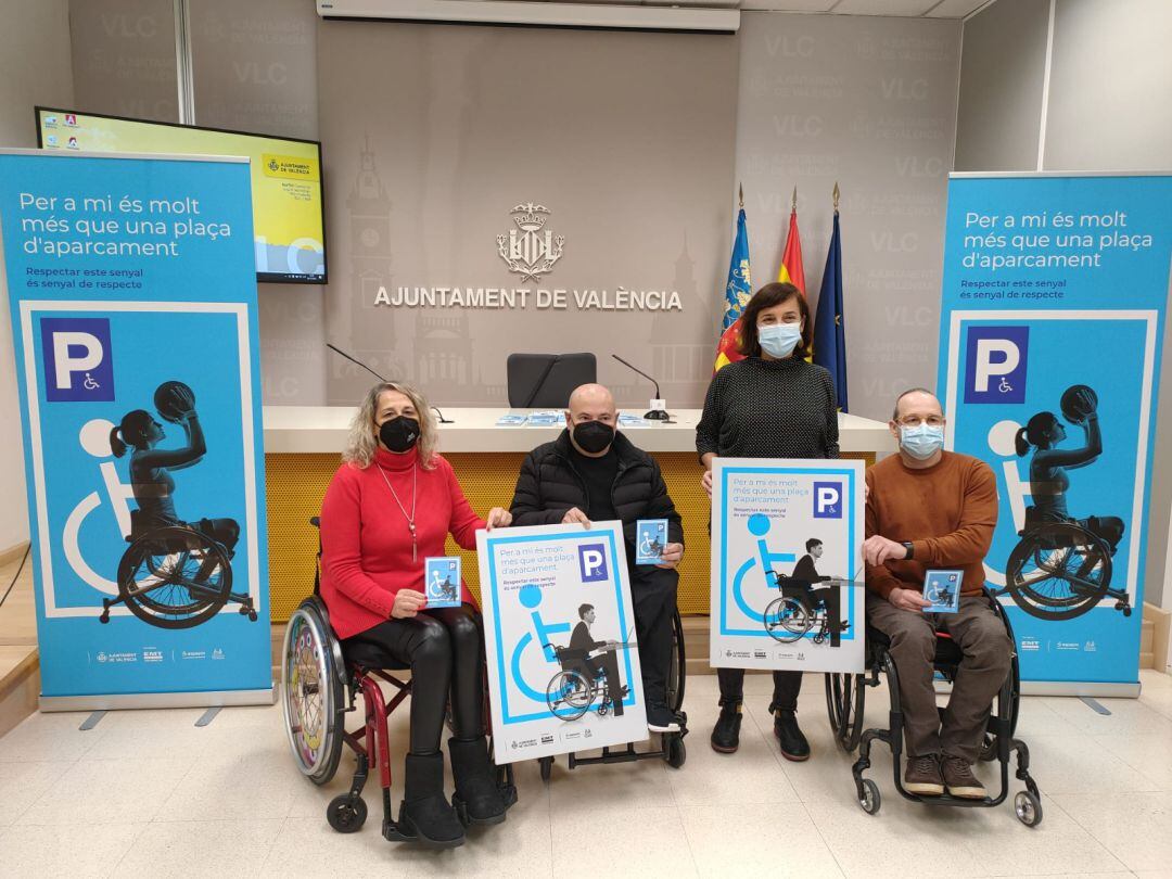  La concejala de Servicios Sociales, Isabel Lozano; junto con Paco Florentino, presidente de Aspaym Comunitat Valenciana, y  Pep Varela, secretario de Cocemfe València