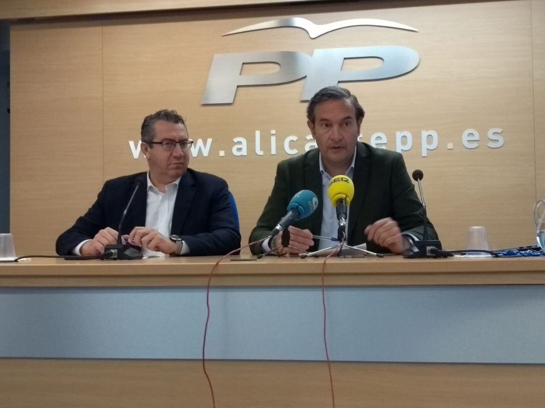 El secretario general del PP, Toni Pérez, (i) y el diputado autonómico, Nando Pastor (i), en la presentación de las enmiendas a la provincia que llevarán al debate en Corts.