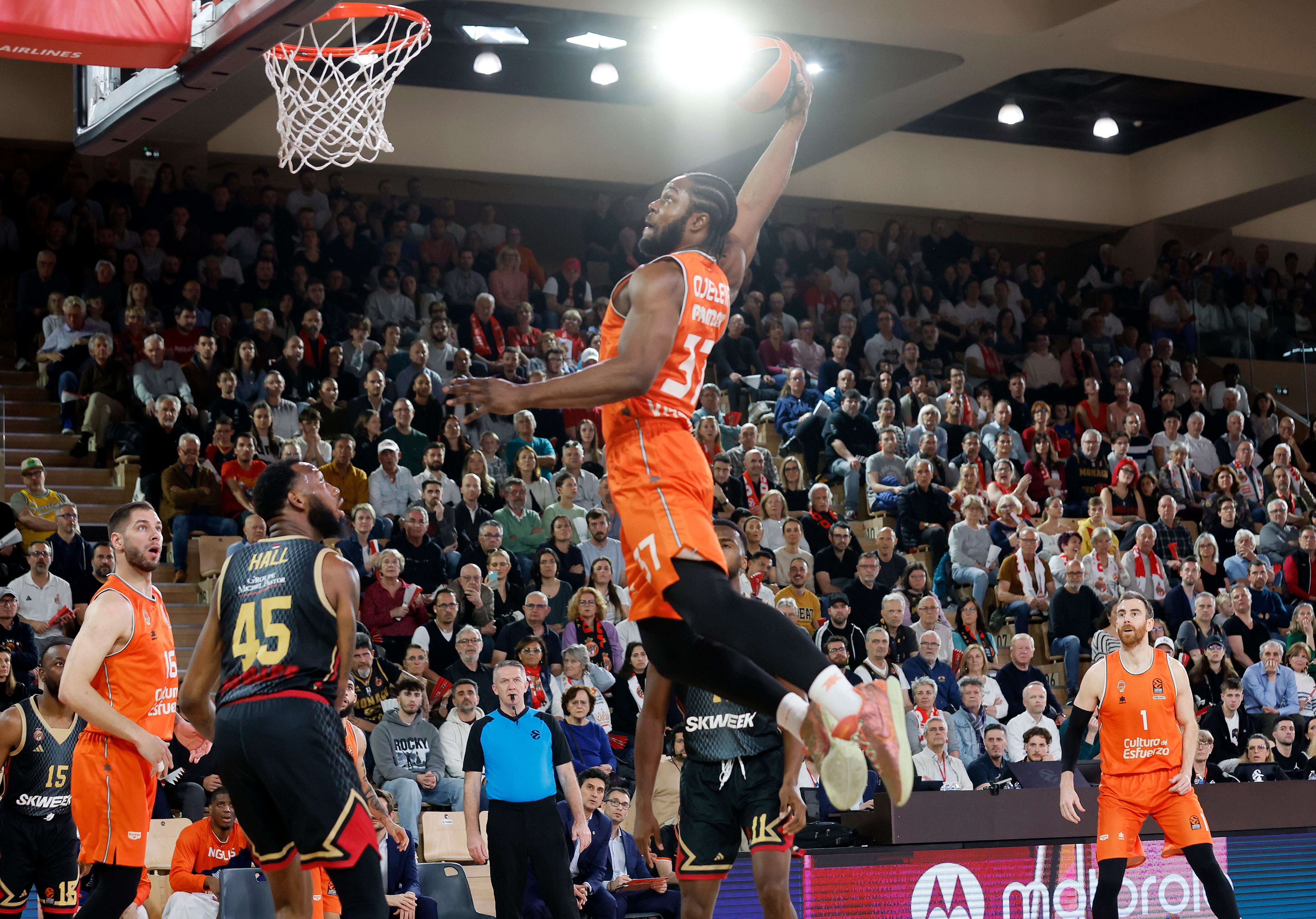 Monaco (Monaco), 22/03/2024.- Semi Ojeleye of Valencia Basket in action during the Euroleague Basketball match between AS Monaco and Valencia Basket at the Louis II stadium, in Monaco, 22 March 2024. (Baloncesto, Euroliga) EFE/EPA/SEBASTIEN NOGIER
