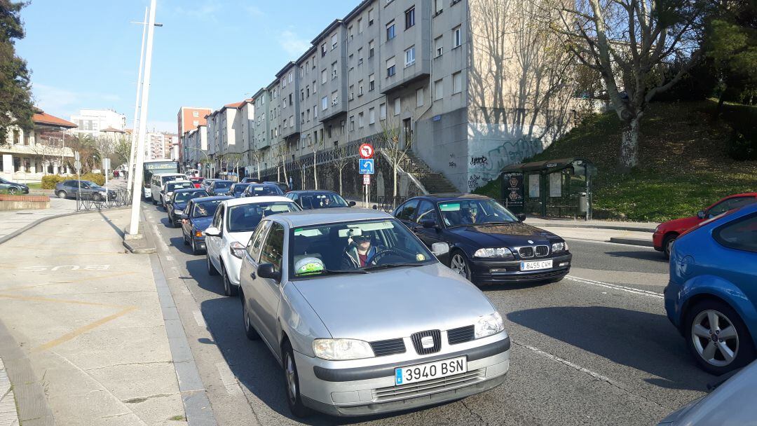 Retención en la calle Jerónimo Sainz de la Maza que accede a la turborotonda de Valdecilla Sur.