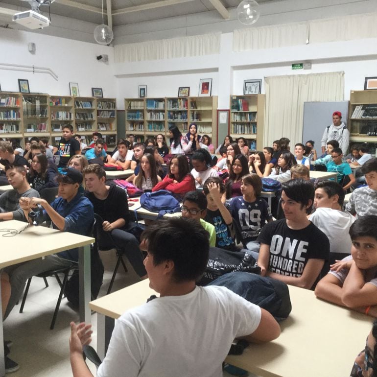 Alumnos del IES María Ibars, de Dénia, participante en el programa TEI, Tutoría Entre Iguales, para prevenir el acoso escolar en las aulas.