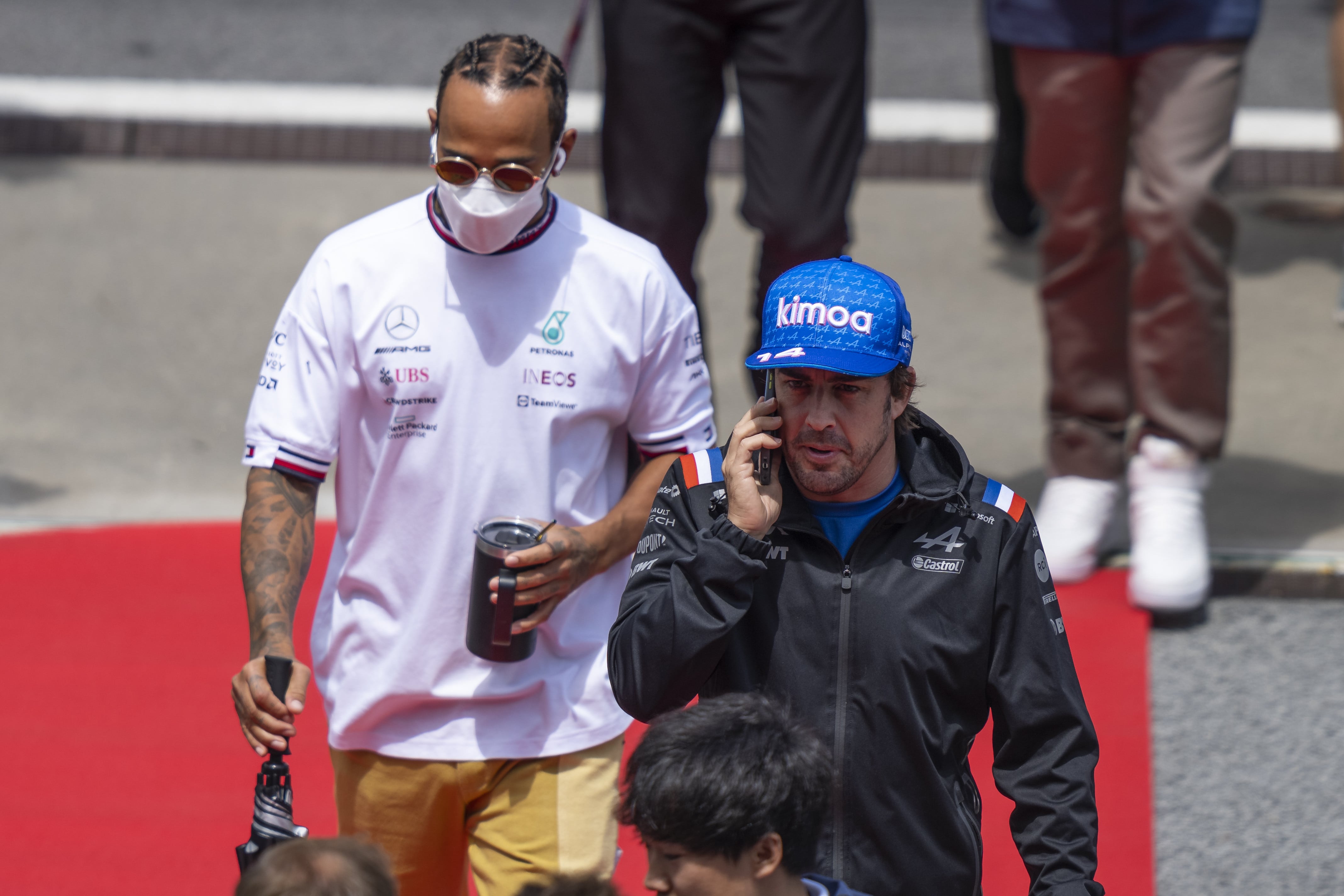 Lewis Hamilton y Fernando Alonso paseando por el paddock