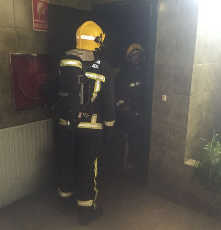 Efectivos de Emergencia Ciudad Real refrescando el cuarto de contadores del CEIP Ángel Andrade de Puertollano