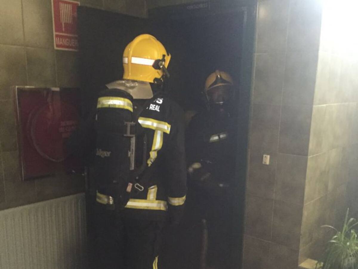 Desalojados 28 alumnos del colegio Ángel Andrade por un fuego en el cuarto de contadores
