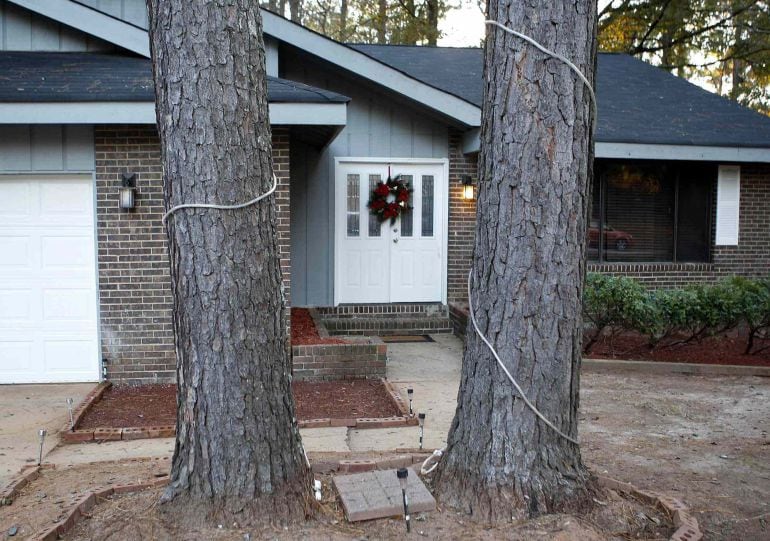 En esta vivienda unifamiliar de Clayton County en Atlanta, ha estado retenido el menor en un falso techo encima del garaje, antes de ser rescatado por la policia. REUTERS/Tami Chappell  (UNITED STATES - Tags: SOCIETY CRIME LAW)