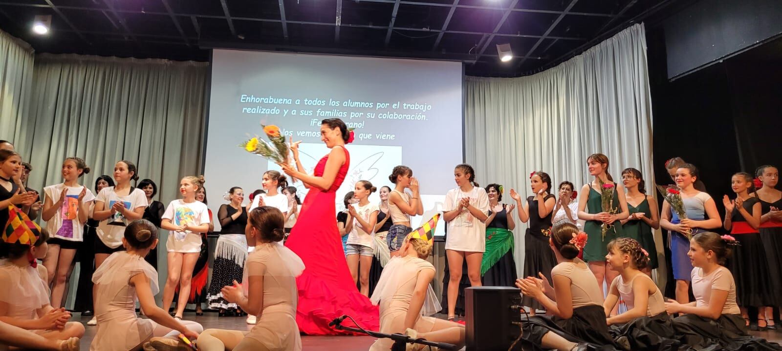 Fin de la exhibición de Danza con flores a la &#039;profe&#039;