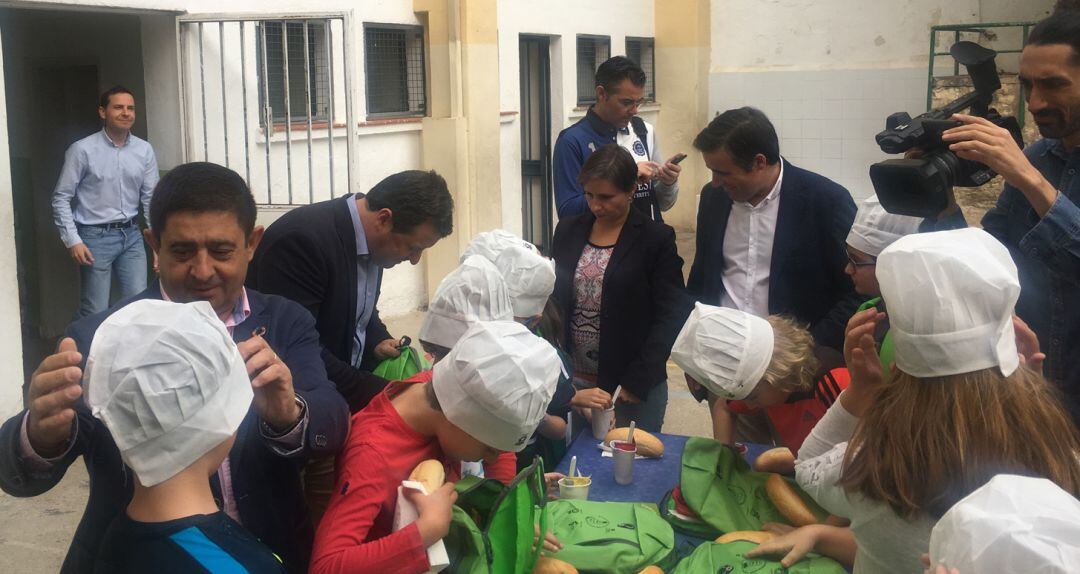 Autoridades políticas y dirigentes de UPA participan en el desayuno saludable.