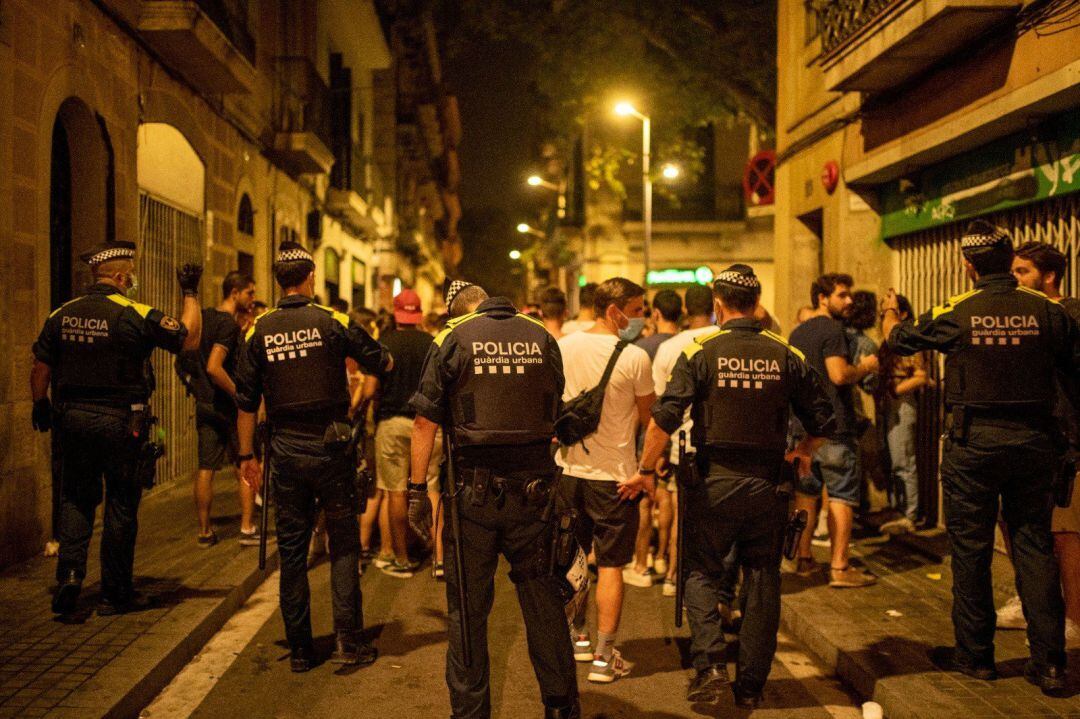 Aglomeraciones en las calles de Gràcia tras el fin del toque de queda en la ciudad de Barcelona