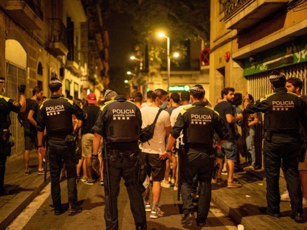 Unas 4.000 personas desalojadas en Barcelona por causar molestias en la primera noche sin toque de queda