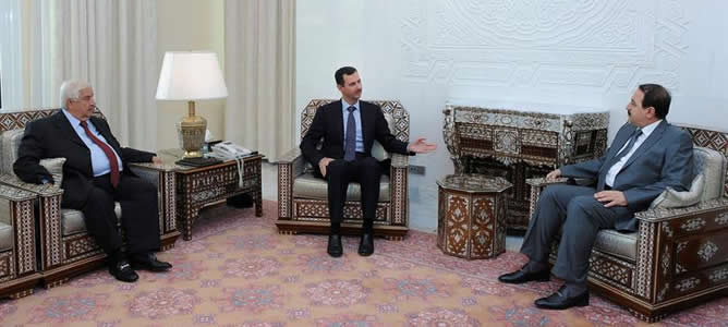 Una imagen cedida por la agencia siria Sana, en la que aparece el presidente sirio Bashar Assad (al centro) reunido con Riyad Hadad (a la derecha) el nuevo embajador sirio en Rusa, y Walid al-Moallem (a la izquierda) ministro de Exteriores de Siria, en Da