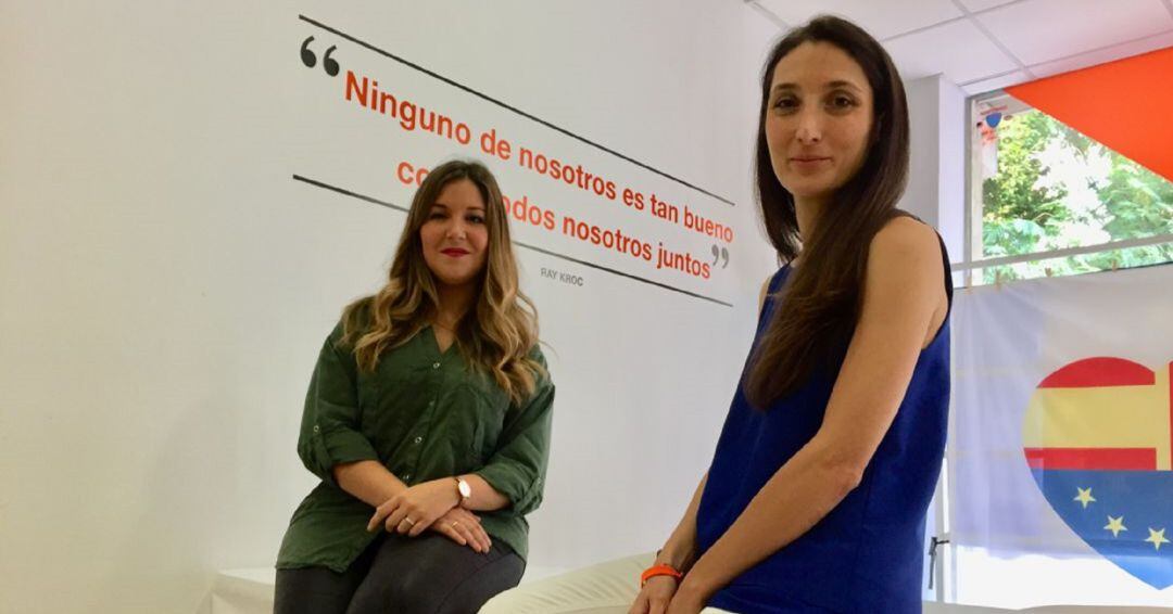 Mónica Moreno, en primer término, junto a su compañera de partido, Raquel Morales