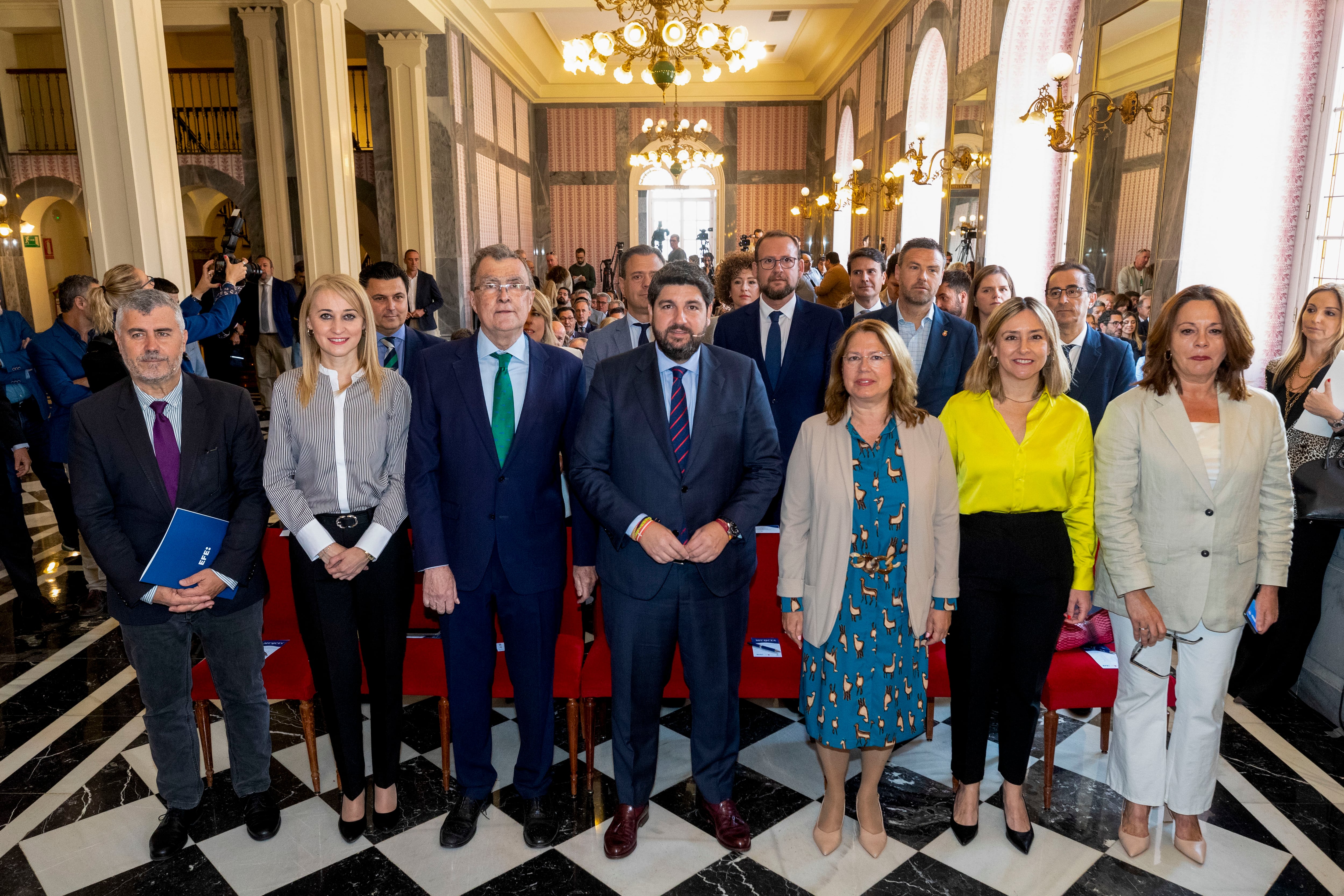 El presidente de la Región de Murcia, Fernando López Miras (c), acompañado por el presidente de la Agencia EFE, Miguel Ángel Oliver (i), el alcalde de Murcia, José Ballesta (3i), y la delegada de EFE en Murcia, Celia Cantero (d), entre otros, durante la inauguración de los actos conmemorativos del 40 aniversario de la implantación de la Agencia EFE en la Región de Murcia, este lunes.