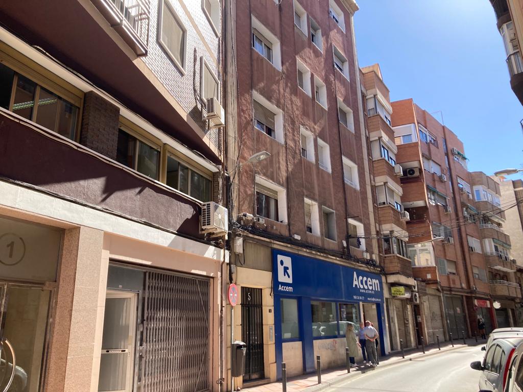 Los agentes han registrado una vivienda en la calle Ricardo Gil, en el marco de una operación de la Guardia Civil contra el tráfico de drogas en Murcia