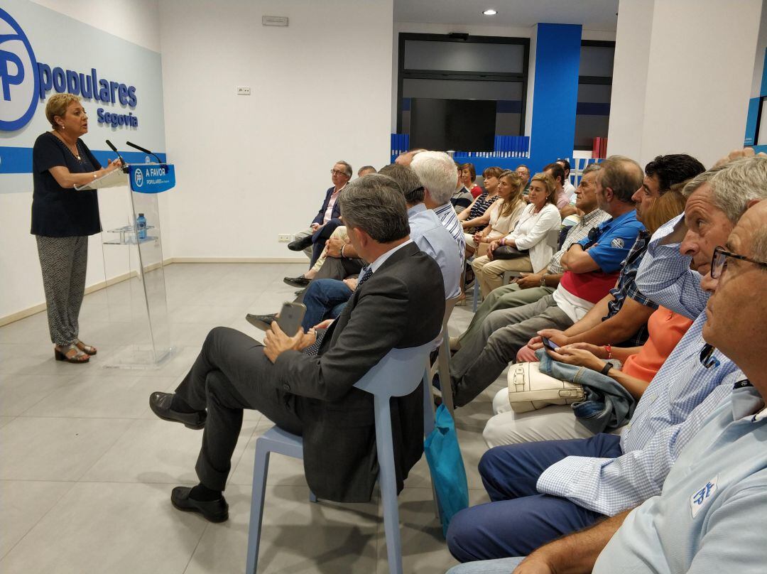 La presidenta popular Paloma Sanz se dirige a los miembros de la junta directiva de su partido