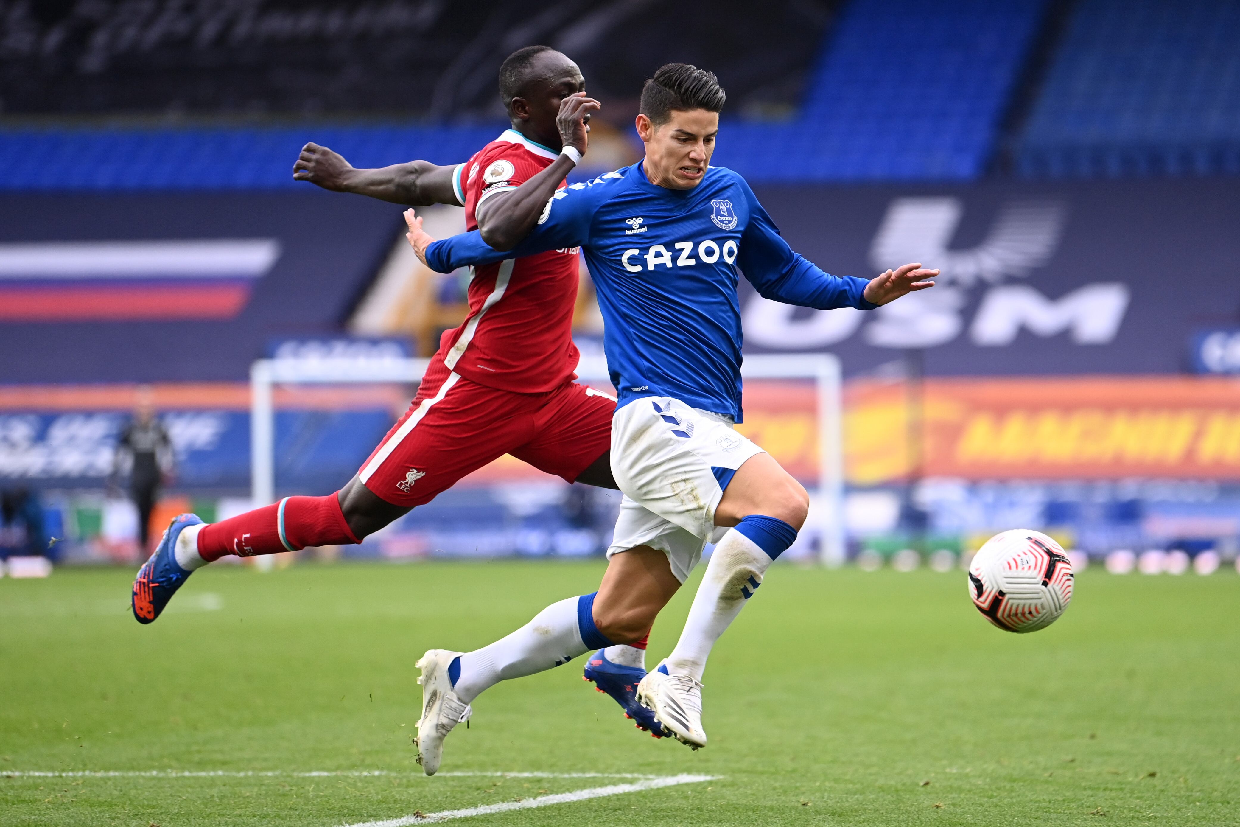 James Rodríguez y Sadio Mané durante un partido de la Premier League.