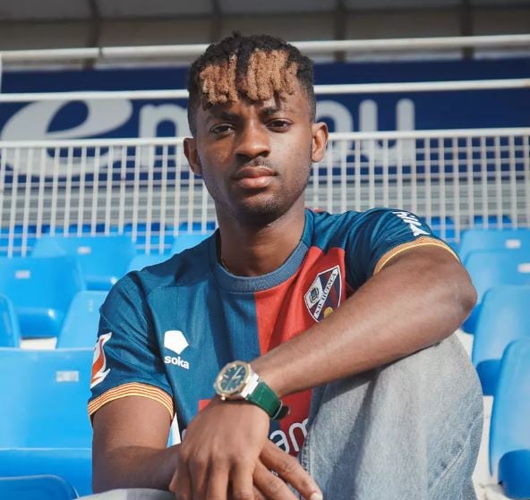 Efe Aghama posa con la camiseta de la SD Huesca