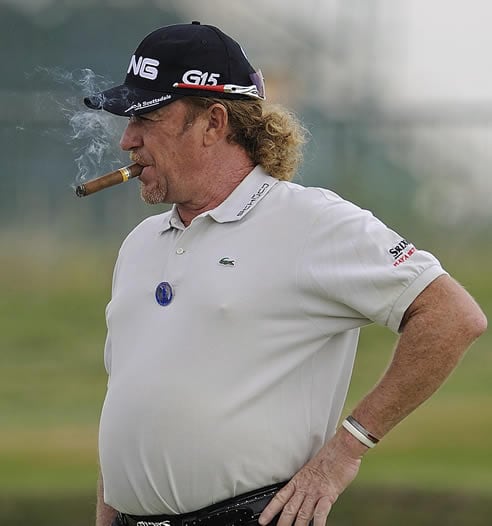 El golfista español Miguel Ángel Jiménez se fuma un puro durante el Abierto Británic
