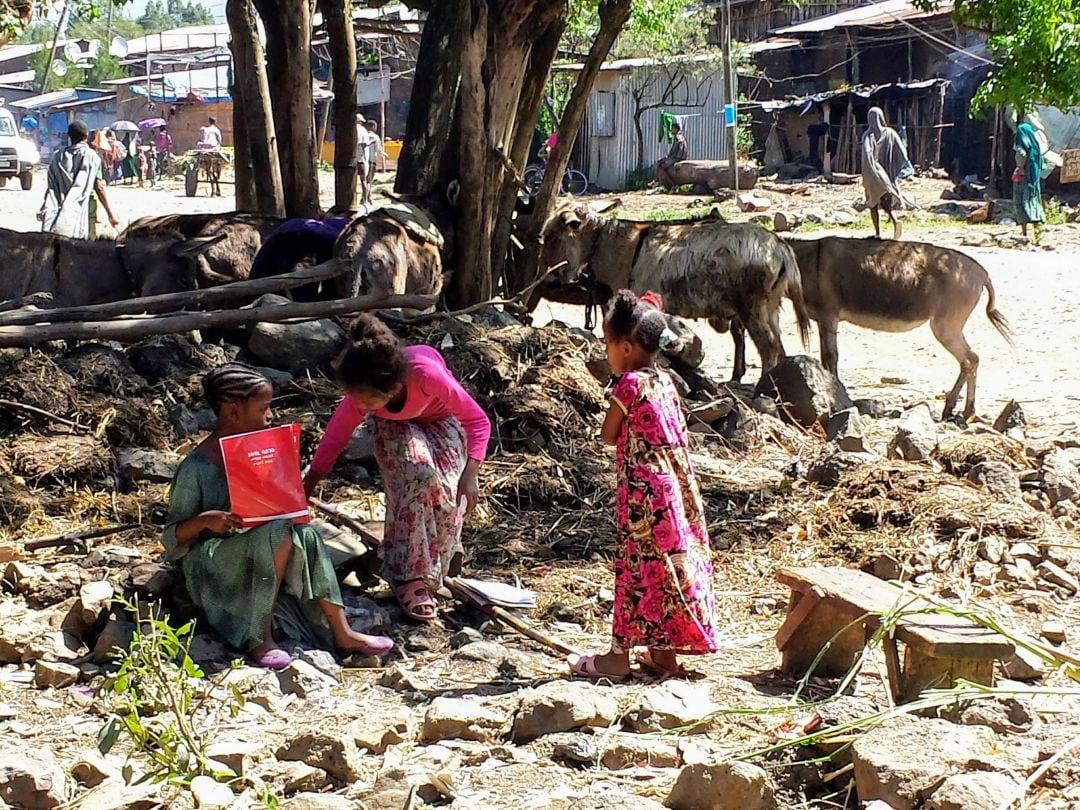 El trabajo de formación y desarrollo atañe también a las niñas, como estas de Hawassa