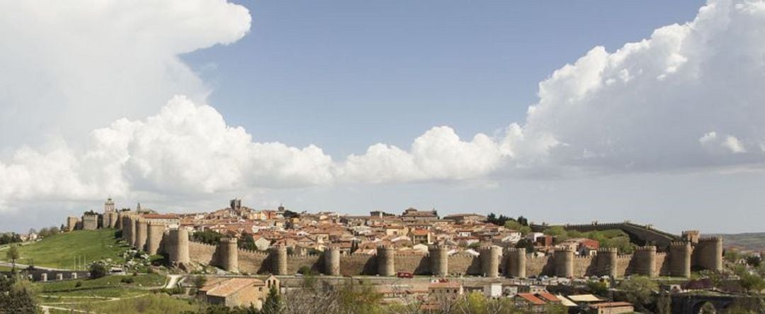 Vista de la Muralla de Ávila, desde el monumentos de Los Cuatro Postes