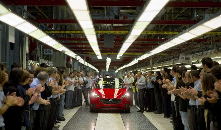 Empleados de la fábrica de General Motors España en Figueruelas (Zaragoza), celebra hoy la salida de la unidad 12 millones de su línea de producción.