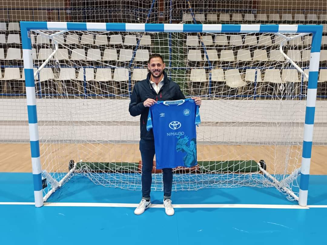 Samu posando con la camiseta del Xerez Toyota Nimauto