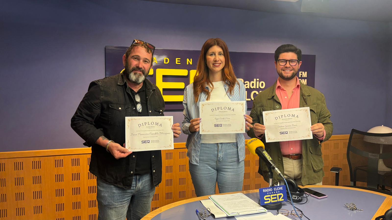 Premios fotos Semana SantaRadio Elche 2026. Juanfran Candela y Cristian García con Jéssica Aniorte
