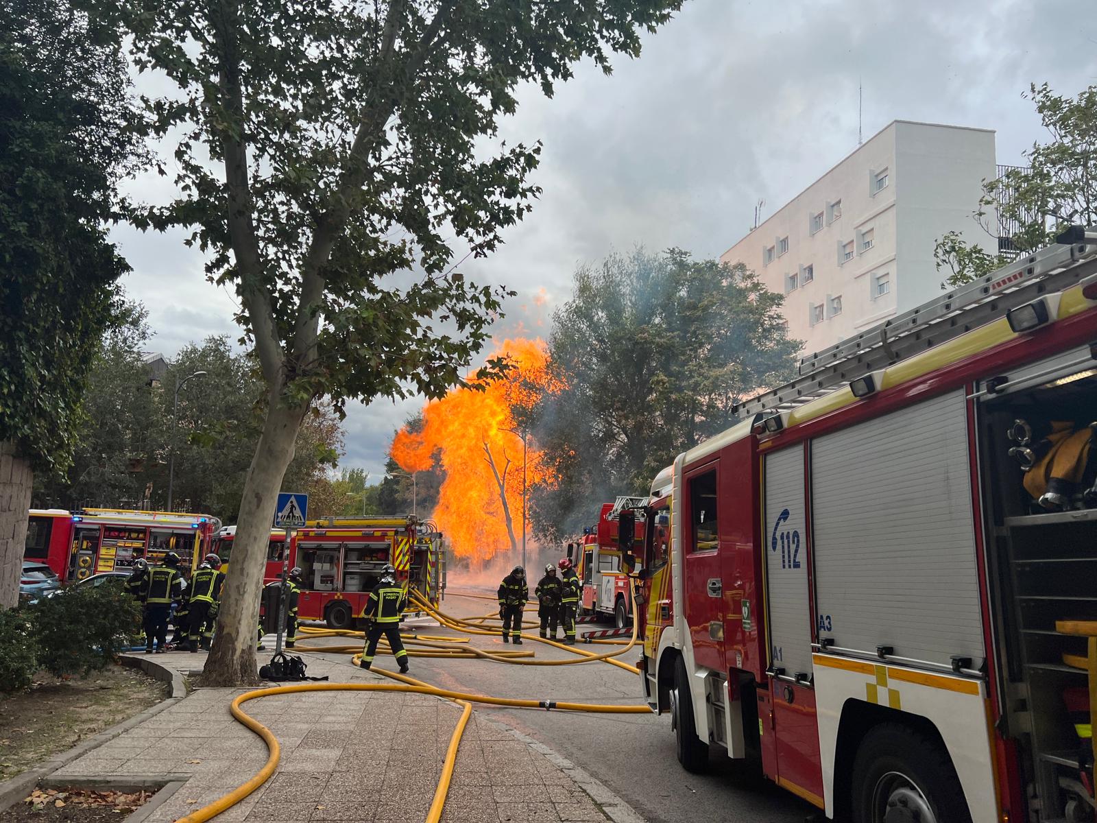 Bomberos trabajando en la calle Ramiro de Maeztu