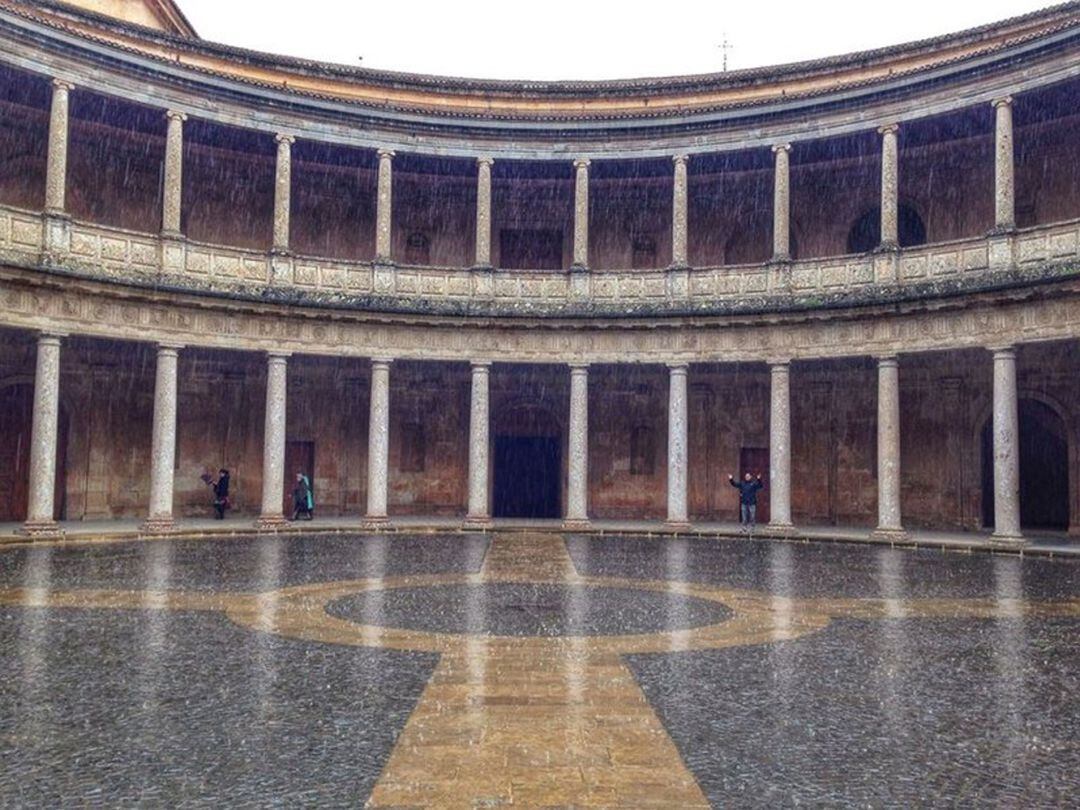 Cae la lluvia sobre el Palacio de Carlos V