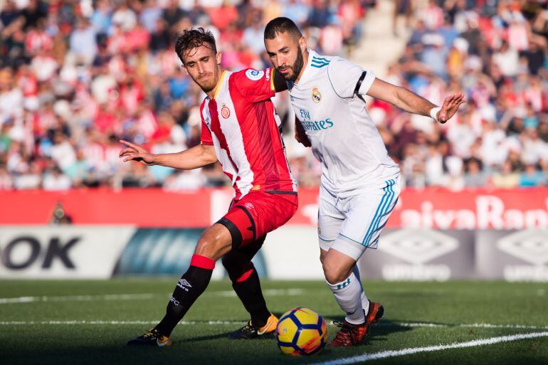 Marc Muniesa disputa un balón con Benzema durante el encuentro entre el Girona y el Real Madrid