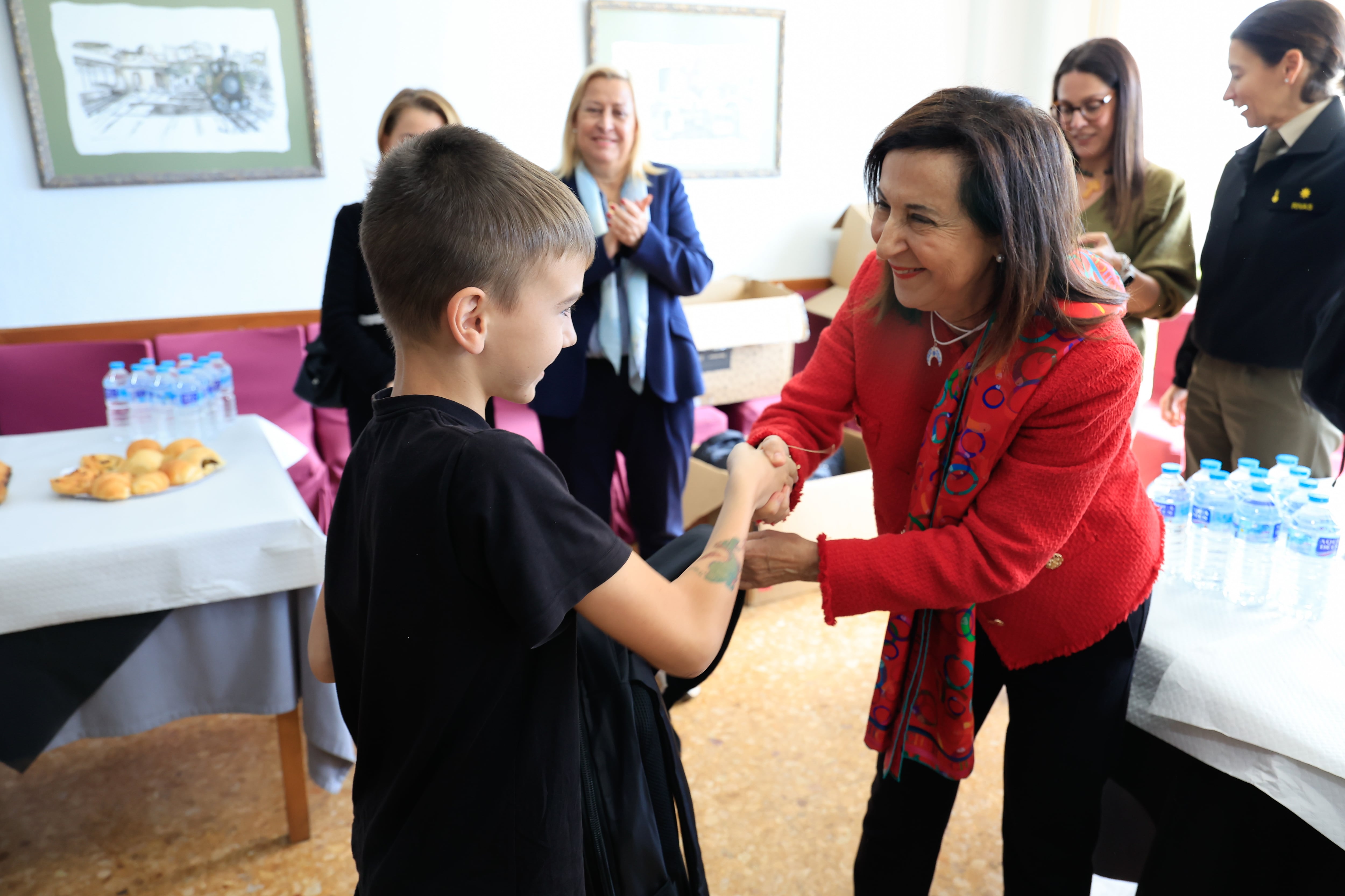 CASTELLÓN DE LA PLANA, 06/11/2025.-La ministra de Defensa, Margarita Robles, saluda a uno de los niños, familiares de combatientes ucranianos que pasan unos días de descanso en la Residencia Militar de Acción social y Descanso (RMASD) La Plana, en Castellón, como parte del compromiso de España de apoyo a Ucrania. EFE/ Marco Antonio Romero/Ministerio de Defensa SOLO USO EDITORIAL/SOLO DISPONIBLE PARA ILUSTRAR LA NOTICIA QUE ACOMPAÑA (CRÉDITO OBLIGATORIO)