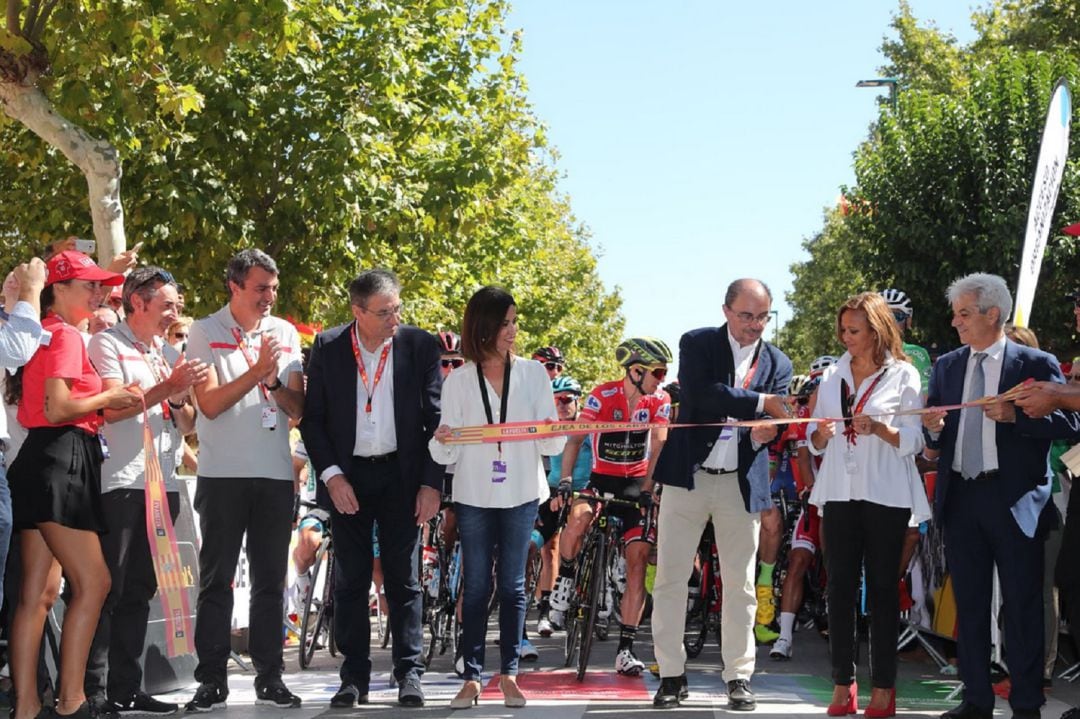 Corte de cinta en Ejea de los Caballeros de la salida de la 18ª etapa de La Vuelta, con destino Lleida 