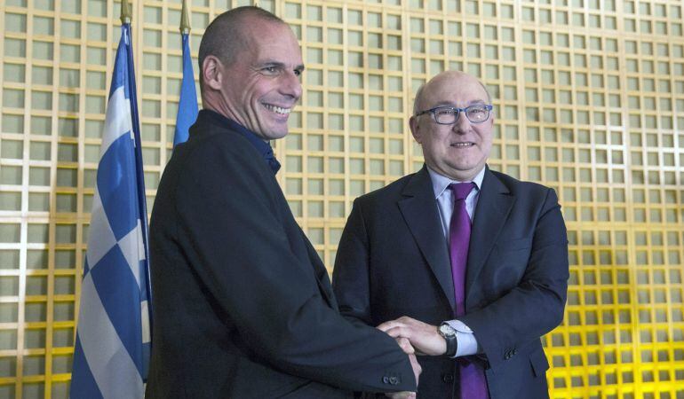 El ministro griego de Finanzas, Yanis Varoufakis, saluda a su homólogo francés, Michel Sapin.