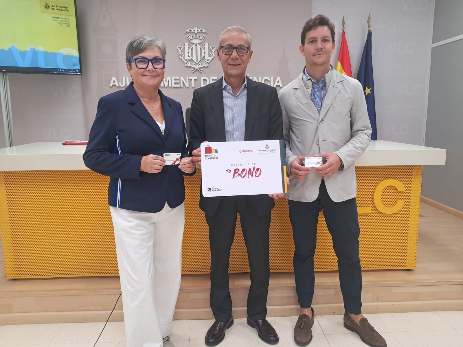 Santiago Ballester (centro), concejal delegado de Comercio y Mercados; María José Mainar, vicepresidenta de Cámara Valencia y Borja de Ávila, presidente de la comisión de Comercio de Cámara Valencia